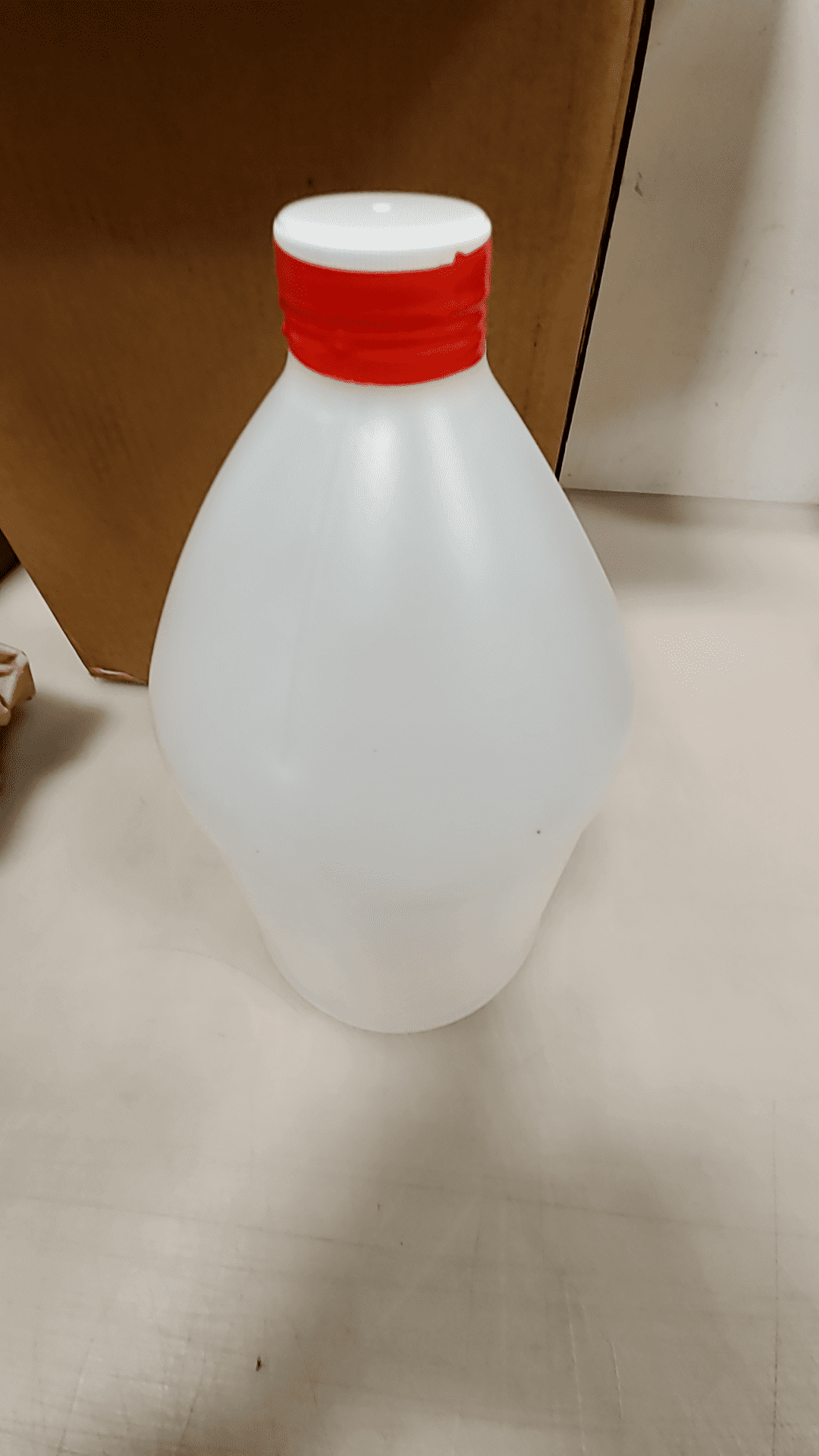 Isopropyl alcohol 4L sealed bottle with red cap, designed for lab and industrial use, high-purity 99.99% ACS grade.